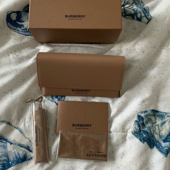 Authentic Burberry Black Oval Sunglasses for Women - Picture 5 of 6